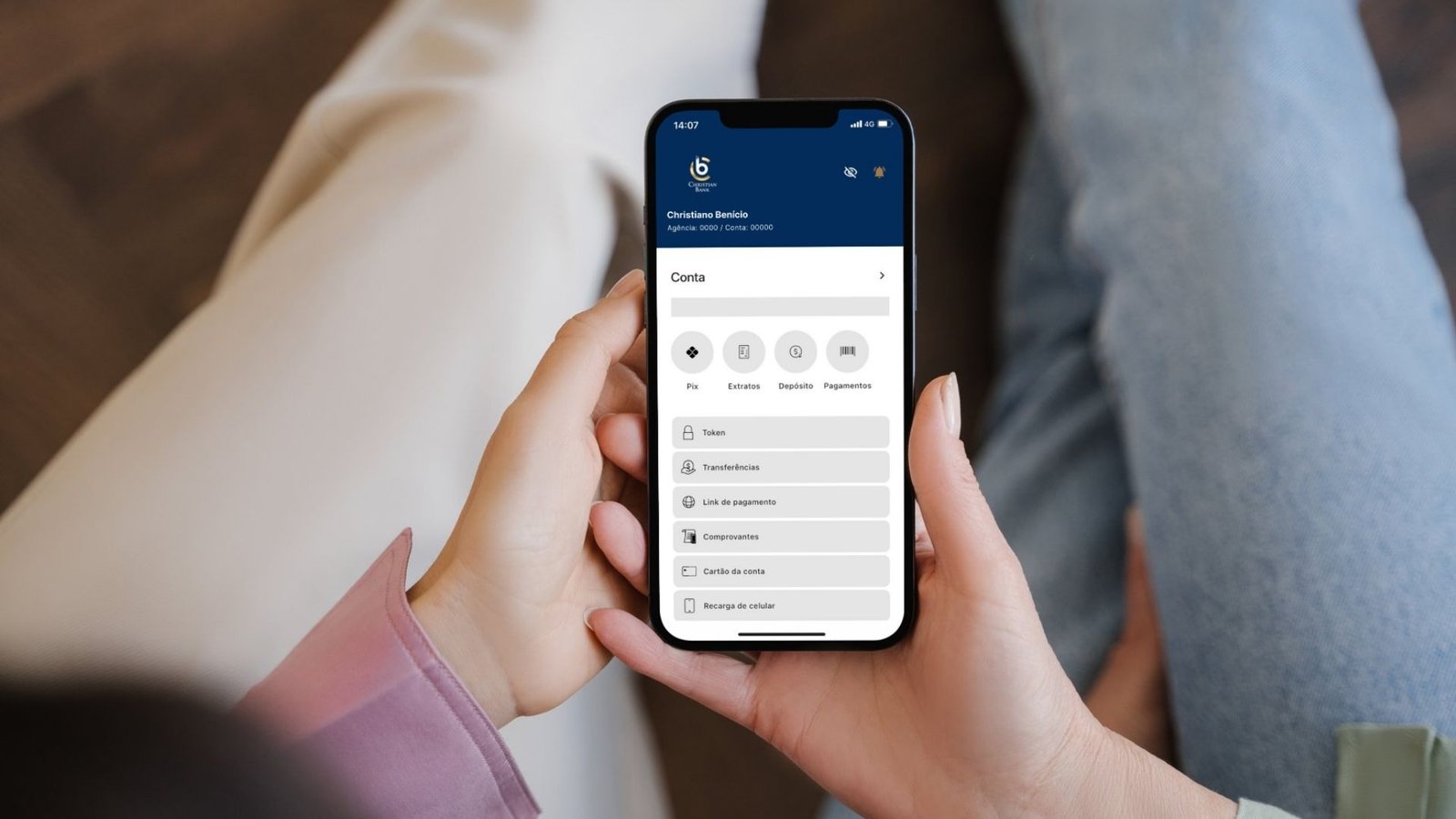 Pessoa usando o App Christian Bank no celular